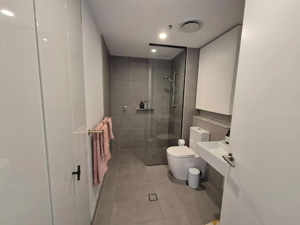 Modern Comfort In Canberra'S City Center Apartment